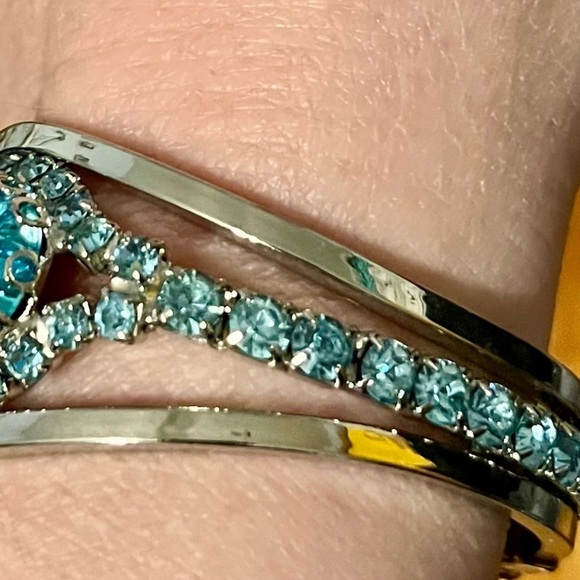 Judy Lee VTG Signed Blue Glass Rhinestone Hinged Silver Clamper Bangle Bracelet - Picture 6 of 17